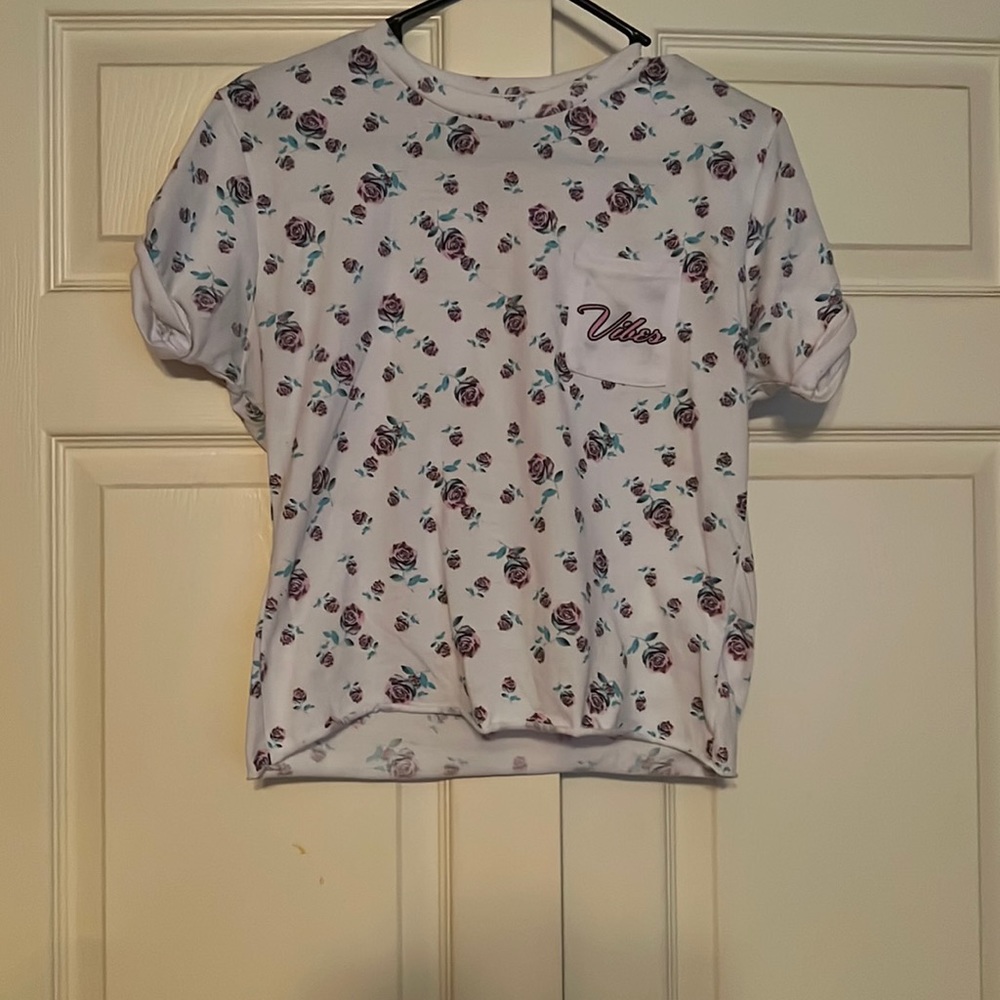 Kids floral large with a pocket that says vibes nice contention only worn 3 time